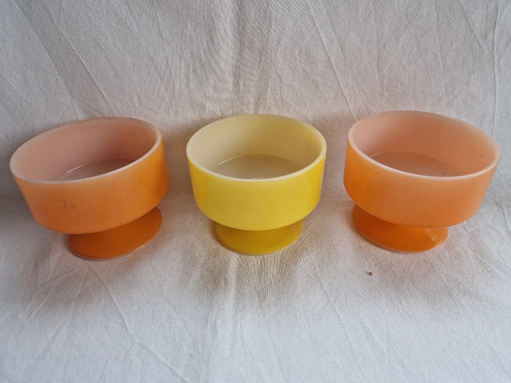 3 vintage pastelkleurige melkglazen dessertschaaltjes., Ophalen of Verzenden, Zo goed als nieuw, Glas, Overige stijlen