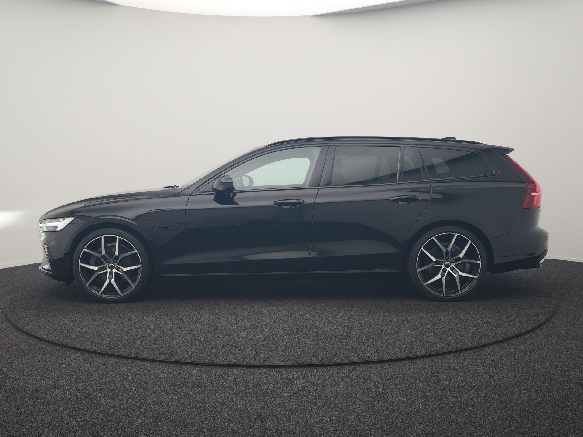 Volvo V60 T6 Recharge AWD R-Design PHEV 340pk Dealer O.H. |, Automaat, Dealer onderhouden, Gebruikt, Zwart