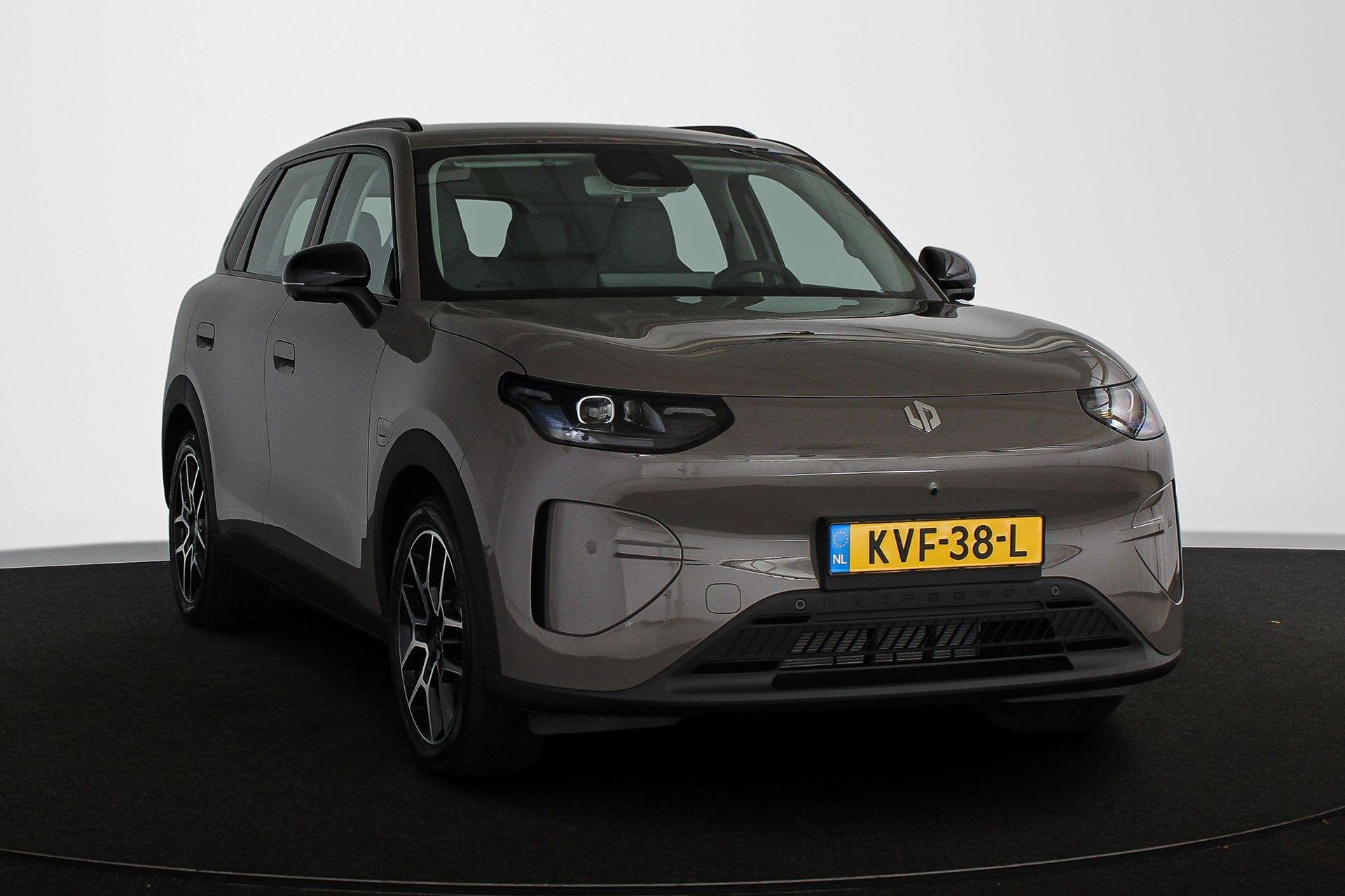 Leapmotor B03X ProMax Design 53 kWh PROEFRIT NU IN TE PLANNE, Auto's, Overige modellen, Bruin, Origineel Nederlands, Grijs