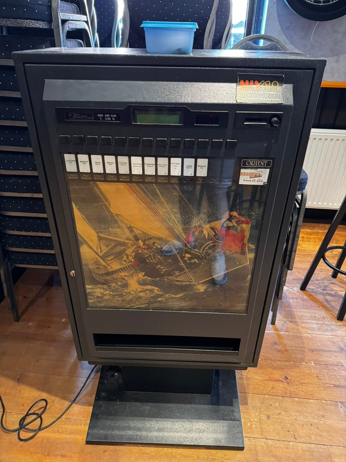 Sigaretten automaat, met age coins en sleutels, Verzamelen, Euro, Ophalen, Zo goed als nieuw