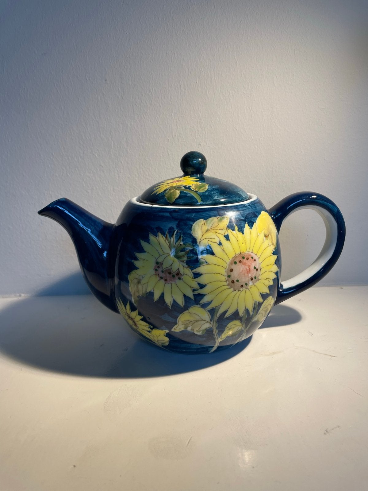 Theepot met zonnebloemdecoratie, Antiek en Kunst, Ophalen of Verzenden