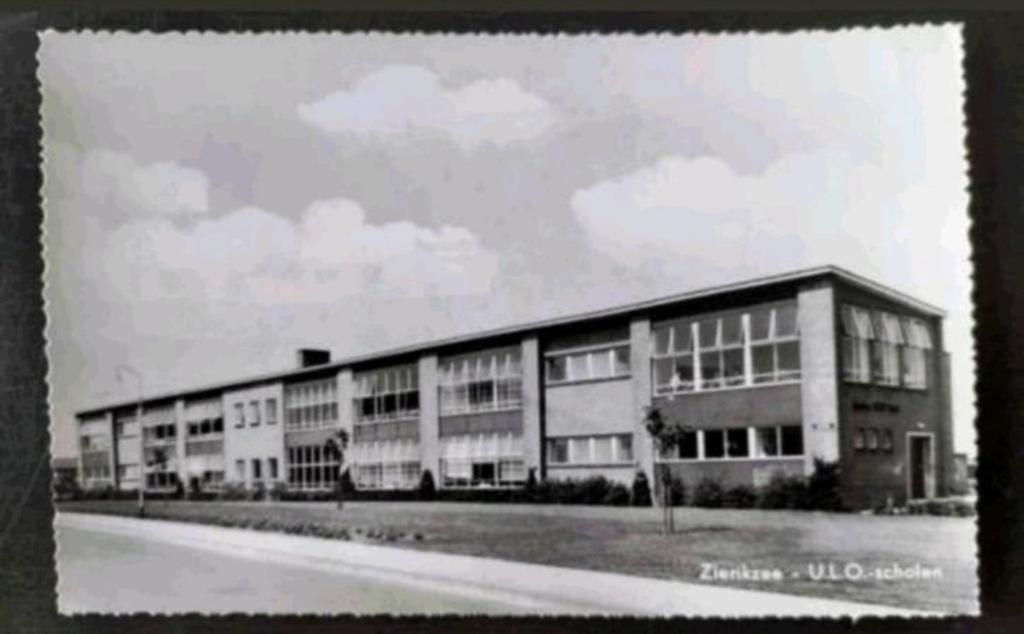 Zierikzee - Christelijke ULO scholen (C.S.G. Mavo en LHNO), Verzamelen, Ansichtkaarten | Nederland, Ophalen of Verzenden, 1960 tot 1980