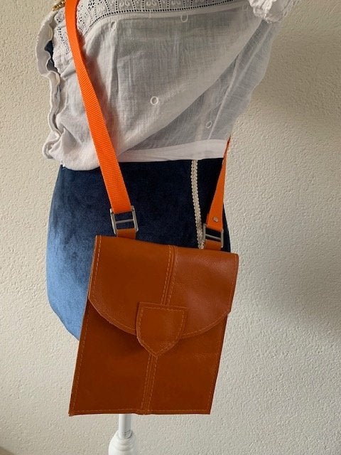leren schoudertasje oranje Oranjefeest, Sieraden, Tassen en Uiterlijk, Tassen | Schoudertassen, Overige merken, Nieuw, Oranje