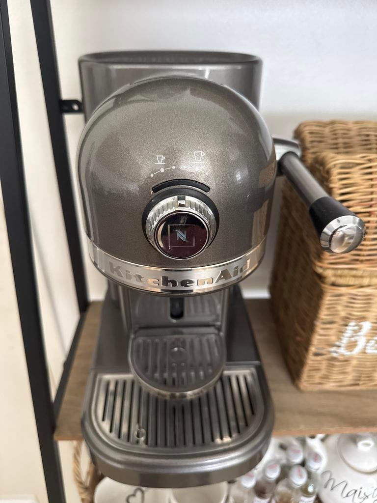 KitchenAid Nespresso machine - lekt water, Witgoed en Apparatuur, Koffiezetapparaten, Ophalen of Verzenden, Zo goed als nieuw