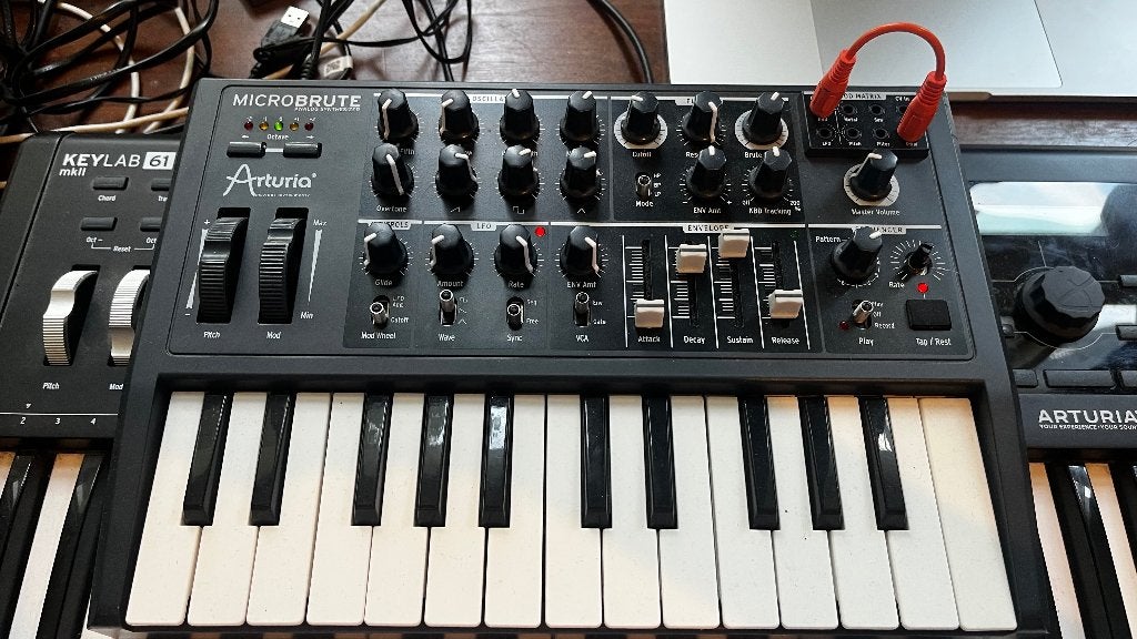 Arturia MicroBrute Analoge Synthesizer, Overige merken, Gebruikt, Met midi-aansluiting, Overige aantallen