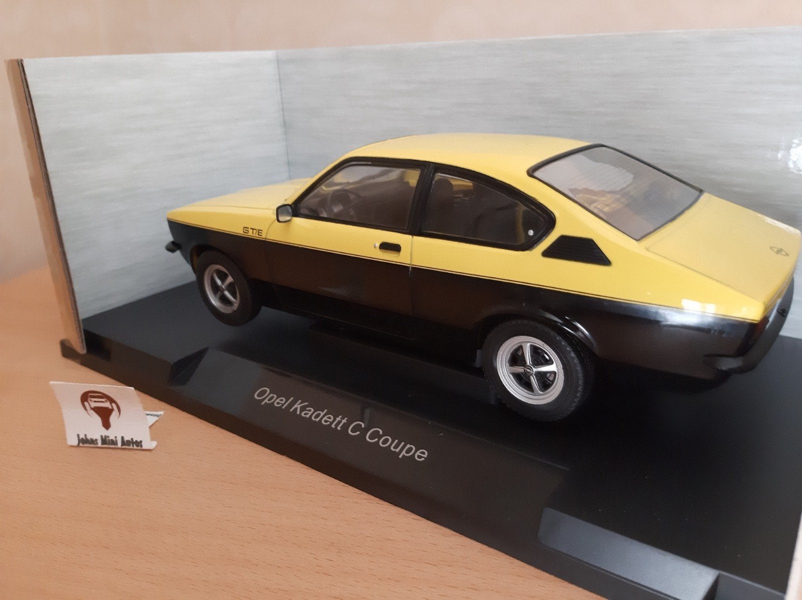 Opel Kadett C Coupe GT/E 1975 Geel/Zwart van MCG 1:18, Hobby en Vrije tijd, Modelauto's | 1:18, Overige merken, MCG, Auto, Nieuw