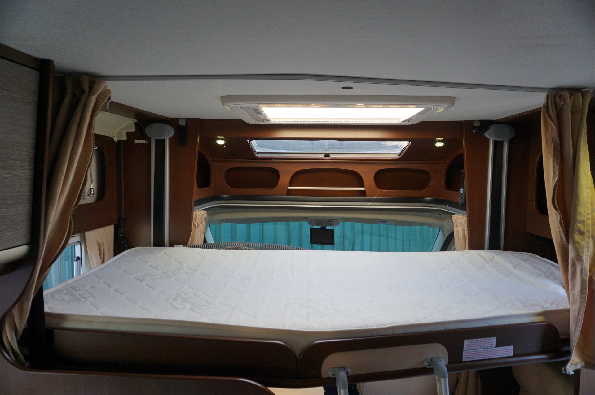 Foto 13 van Laika X712R + Queensbed/ Hefbed/ 2x Airco/ Trekhaak/ LPG/ Be