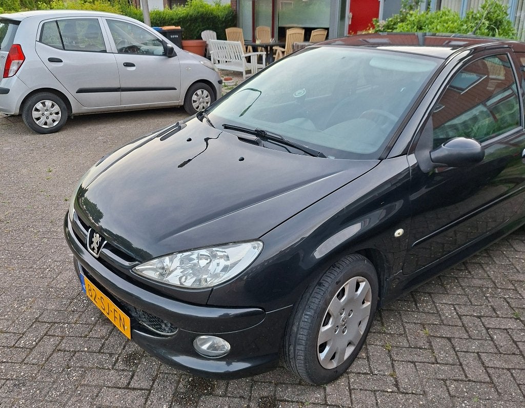 Peugeot 206 1.4 16V 3D 2006 Zwart, Voorwielaandrijving, 1360 cc, 31 €/maand, 4 cilinders