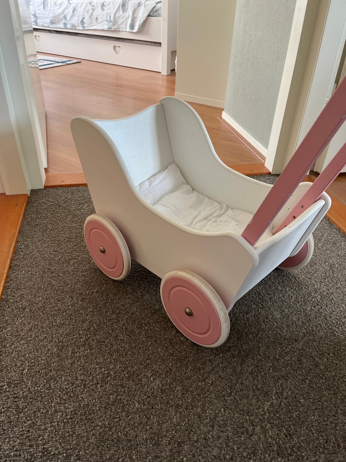 Houten poppenwagen roze/wit, Ophalen, Gebruikt, Overige typen
