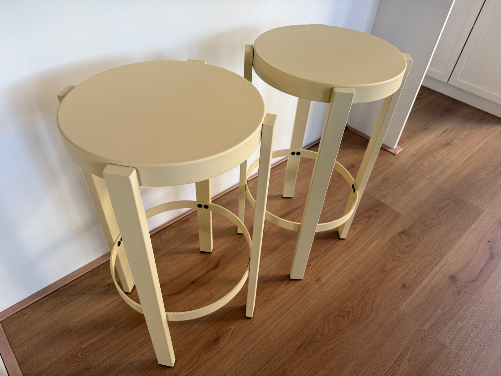 Set van 2 Nooma design barkrukken - Butter Yellow, Ophalen, 60 tot 90 cm, Zo goed als nieuw, Metaal