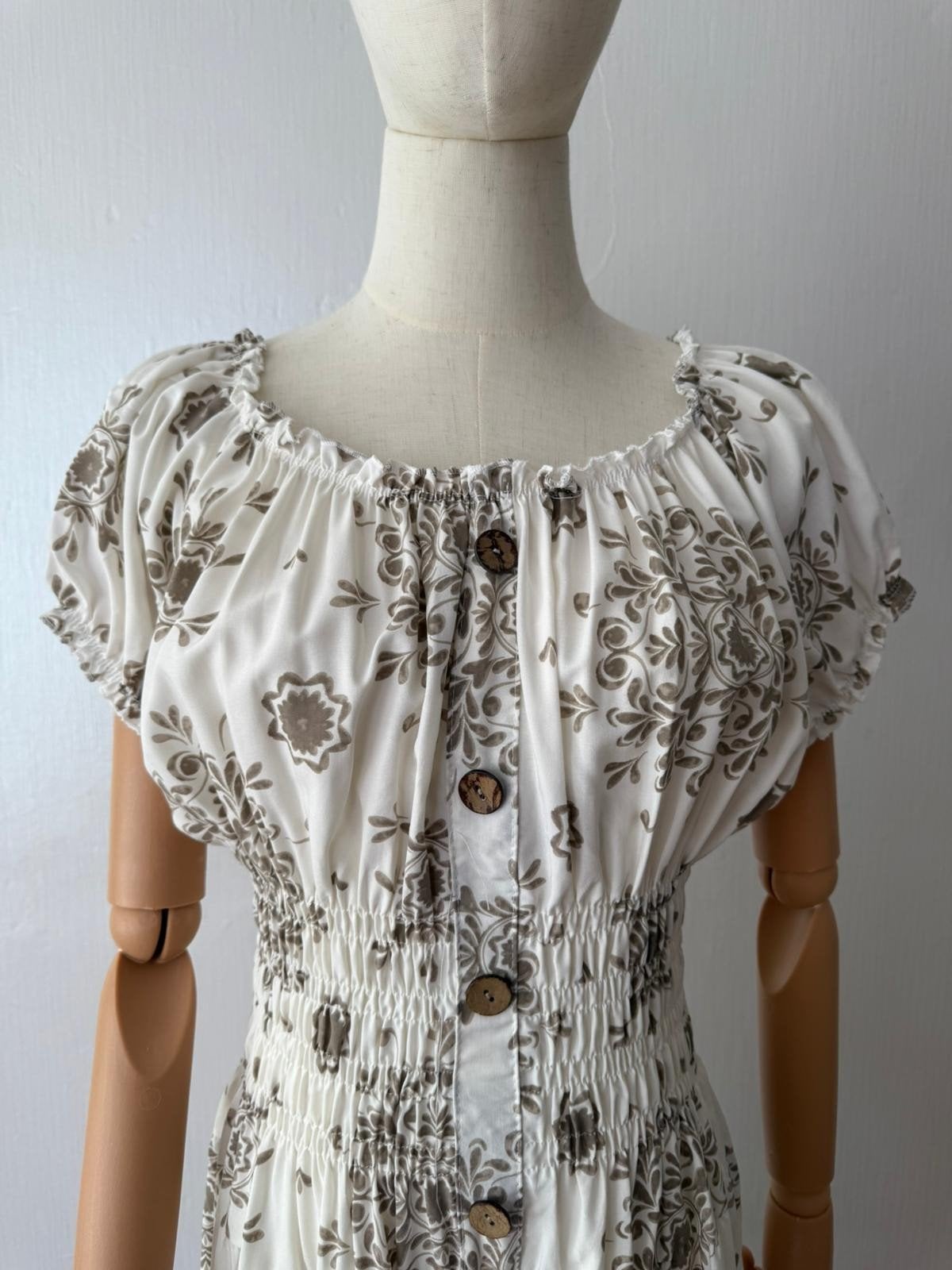 Off-shoulder jurk met bloemenprint en knoopjes, Kleding | Dames, Jurken, Maat 38/40 (M), Wit, Ophalen of Verzenden, Onder de knie