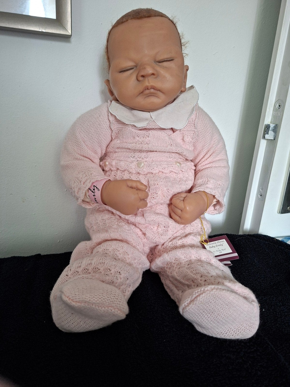 Levensechte Reborn Babypop Emily in Roze Gebreid Pakje, Verzamelen, Poppen, Ophalen, Zo goed als nieuw, Babypop, Levensecht of Reborn