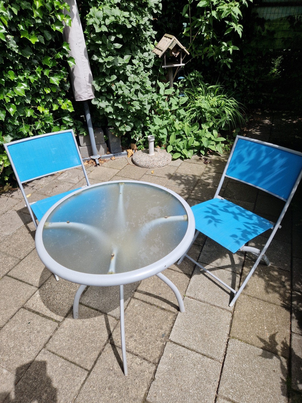 Tuinset: 2 blauwe stoelen en glazen tafel, Tuin en Terras, Tuinsets en Loungesets, Kunststof, Gebruikt, Tuinset, Eettafel