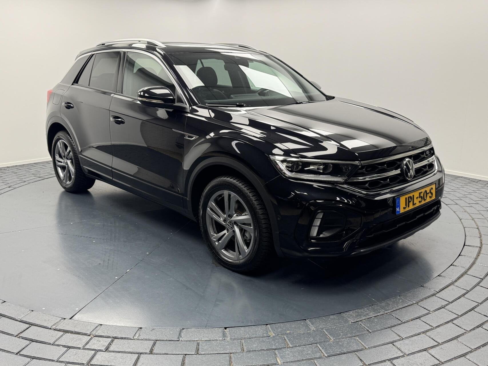 Volkswagen T-Roc 1.5 TSI DSG R-Line Afn.Trekhaak-Navigatie-A, 4 cilinders, Zwart, Bedrijf, SUV of Terreinwagen