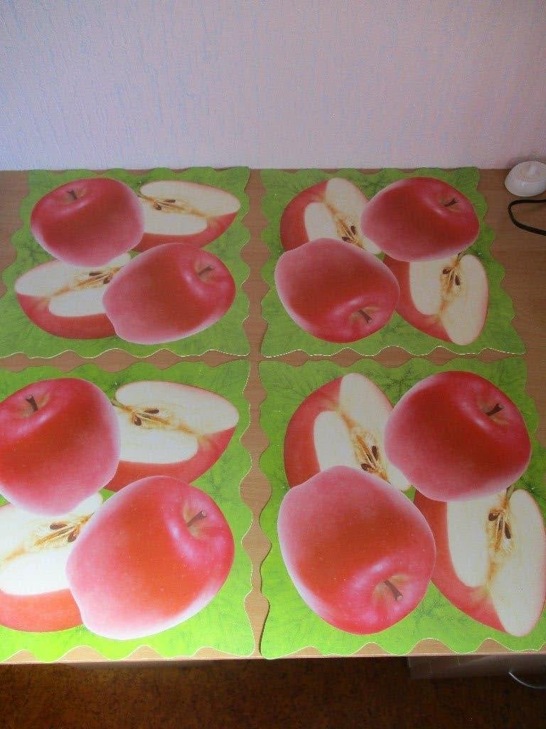 4 placemats met onderzetters - appels, Ophalen of Verzenden, Zo goed als nieuw
