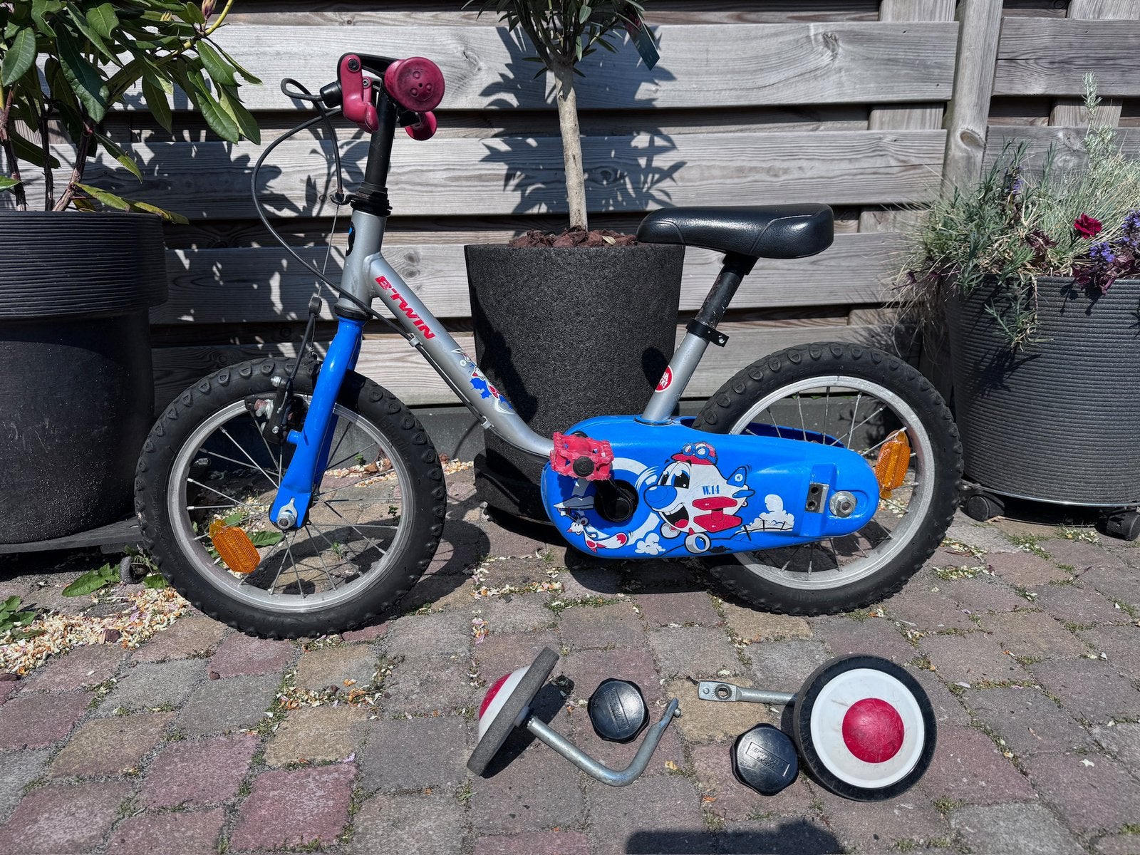 BTwin Kinderfiets 14 inch blauw met zijwieltjes, Fietsen en Brommers, Fietsen | Kinderfietsjes, Ophalen, Zijwieltjes, Gebruikt