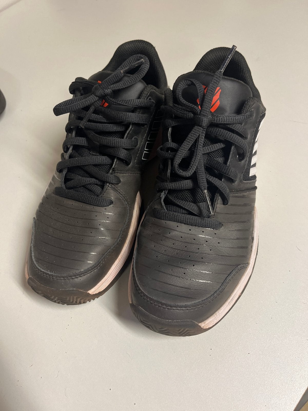 Adidas sneakers zwart met rood accent, Ophalen of Verzenden, Gedragen, Zwart, Sneakers of Gympen