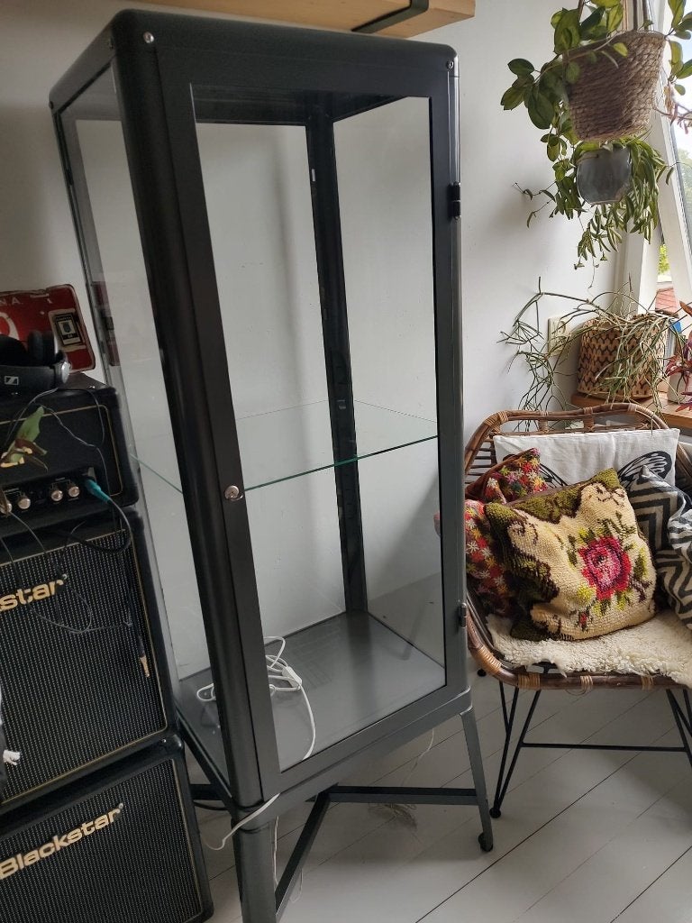 Vitrinekast Ikea Fabrikör Donkergrijs, Huis en Inrichting, Kasten | Vitrinekasten, Ophalen, Gebruikt, 50 tot 100 cm, 50 tot 75 cm