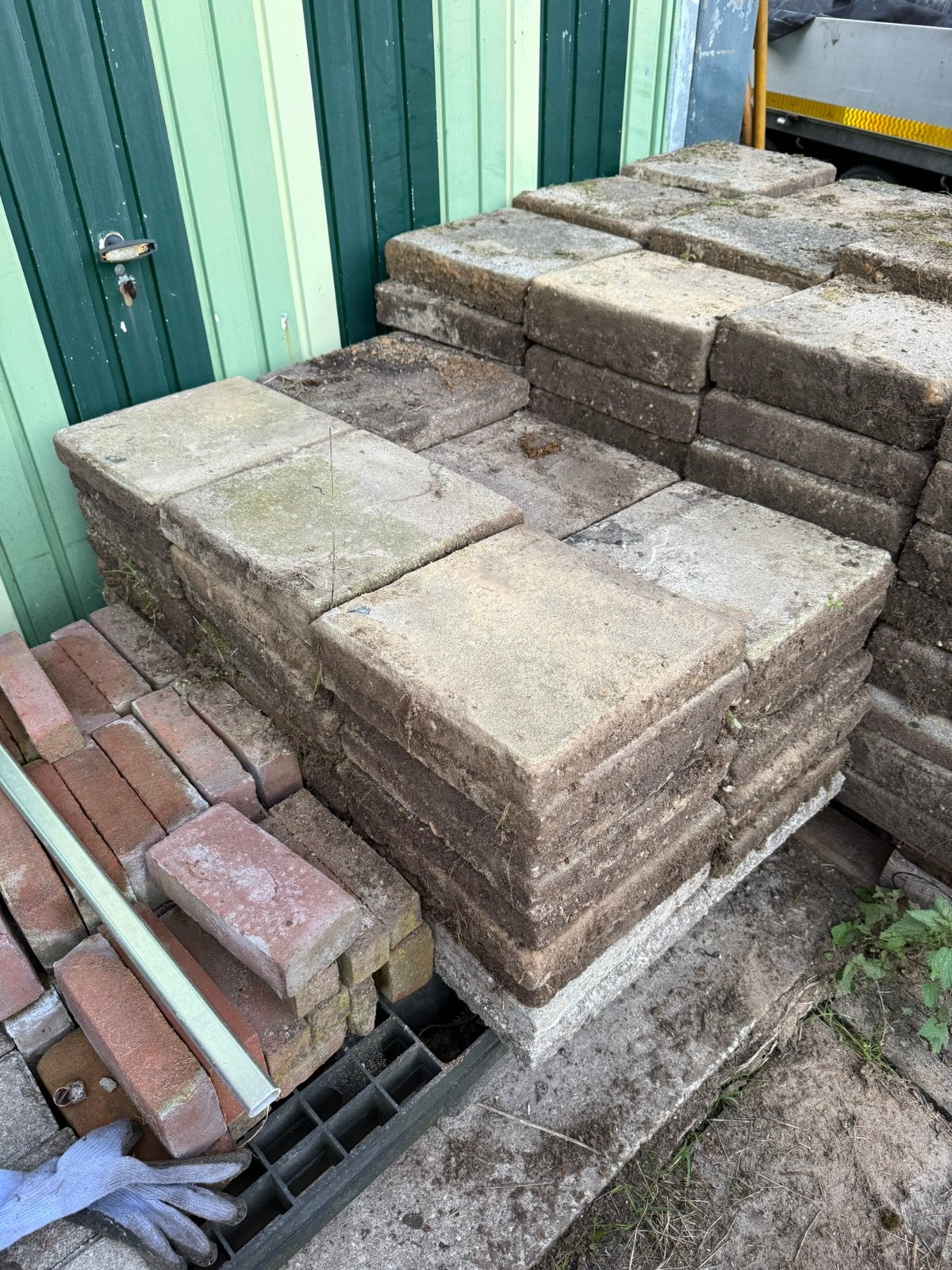 64 gebruikte tuintegels 30x30x4 cm grijs beton, Ophalen, Gebruikt, 5 tot 10 m², Beton