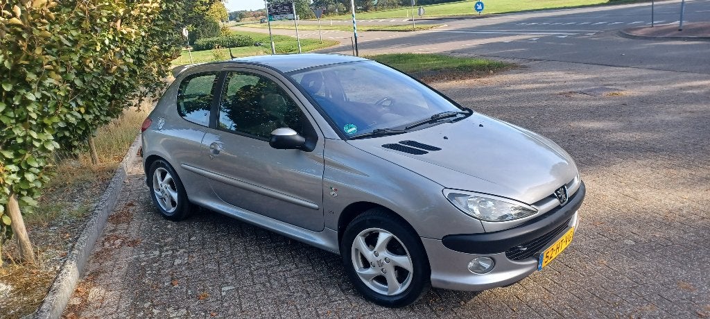 Peugeot 206 1.6 16V Gentry 3D 2002 Grijs, Auto's, Voorwielaandrijving, 1025 kg, 15 km/l, 40 €/maand