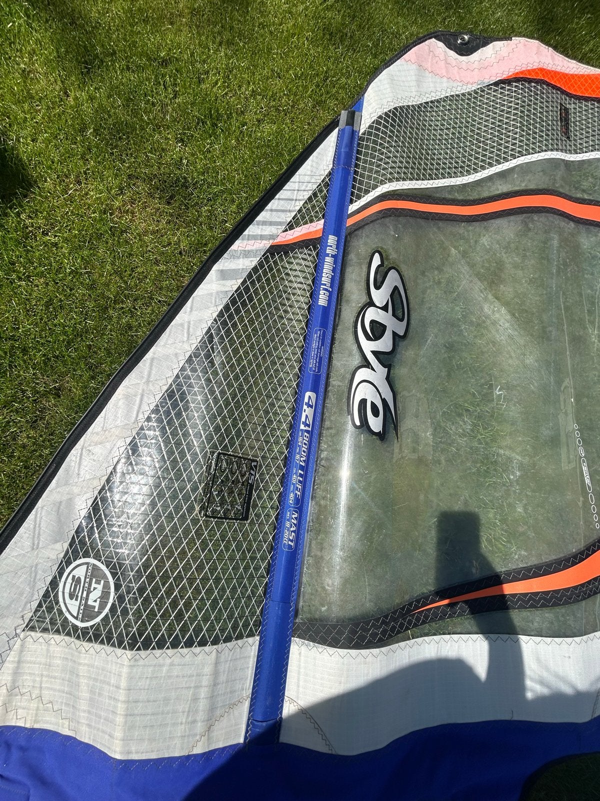 Windsurfzeil 4.4m² met mast en zeilhoes - Zo goed als nieuw, Met draagtas, 3.5 tot 5 m², Zo goed als nieuw, Zeil
