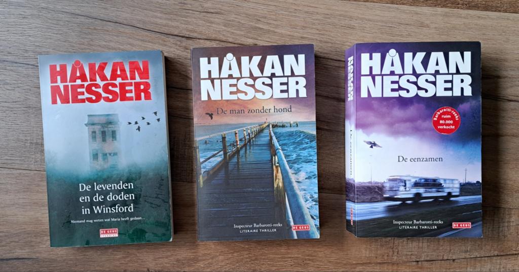 Boeken Håkan Nesser - De levenden en de doden & De eenzame, Boeken, Thrillers, Gelezen, Ophalen of Verzenden