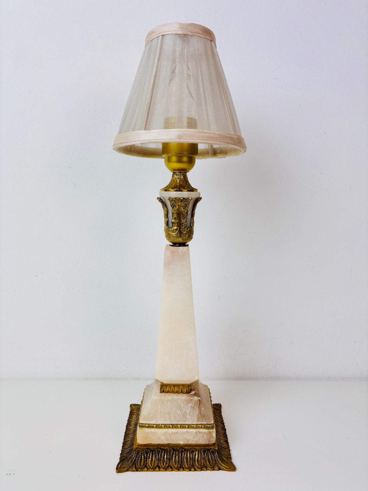 albasten obelisk tafellamp met bronzen voet ca. 1950, Huis en Inrichting, Lampen | Tafellampen, Ophalen of Verzenden, Zo goed als nieuw