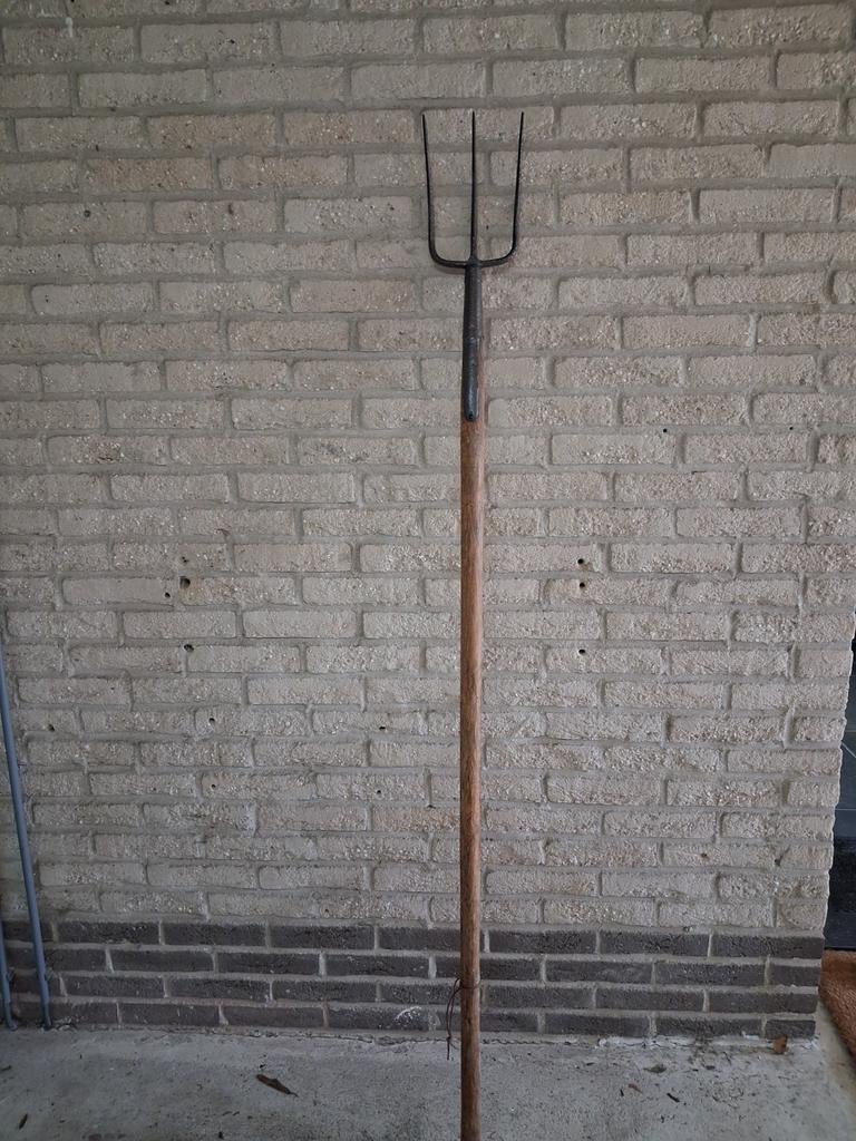 Antieke riek / hooivork, Ophalen