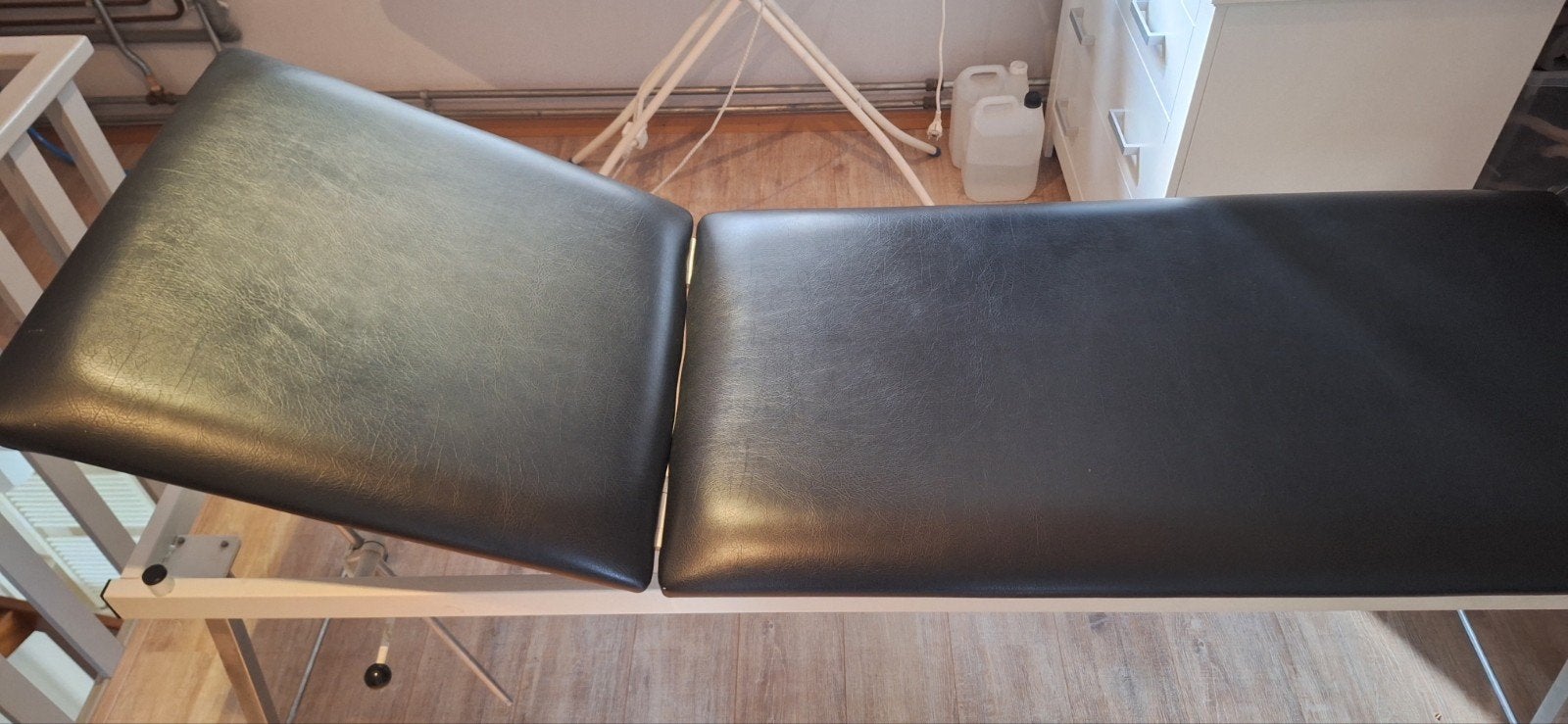 Degelijke, sterke massage/ behandel tafel met dikke kussens, Ophalen, Gebruikt, Massagetafel