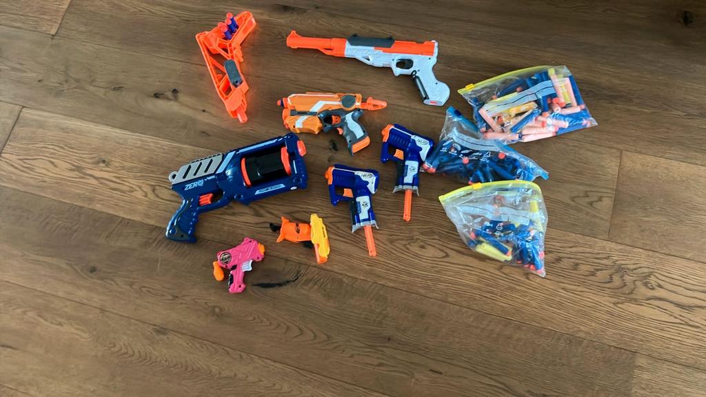 7 nerf pistolen met 1 opzetstuk en veel pijltjes, Ophalen of Verzenden