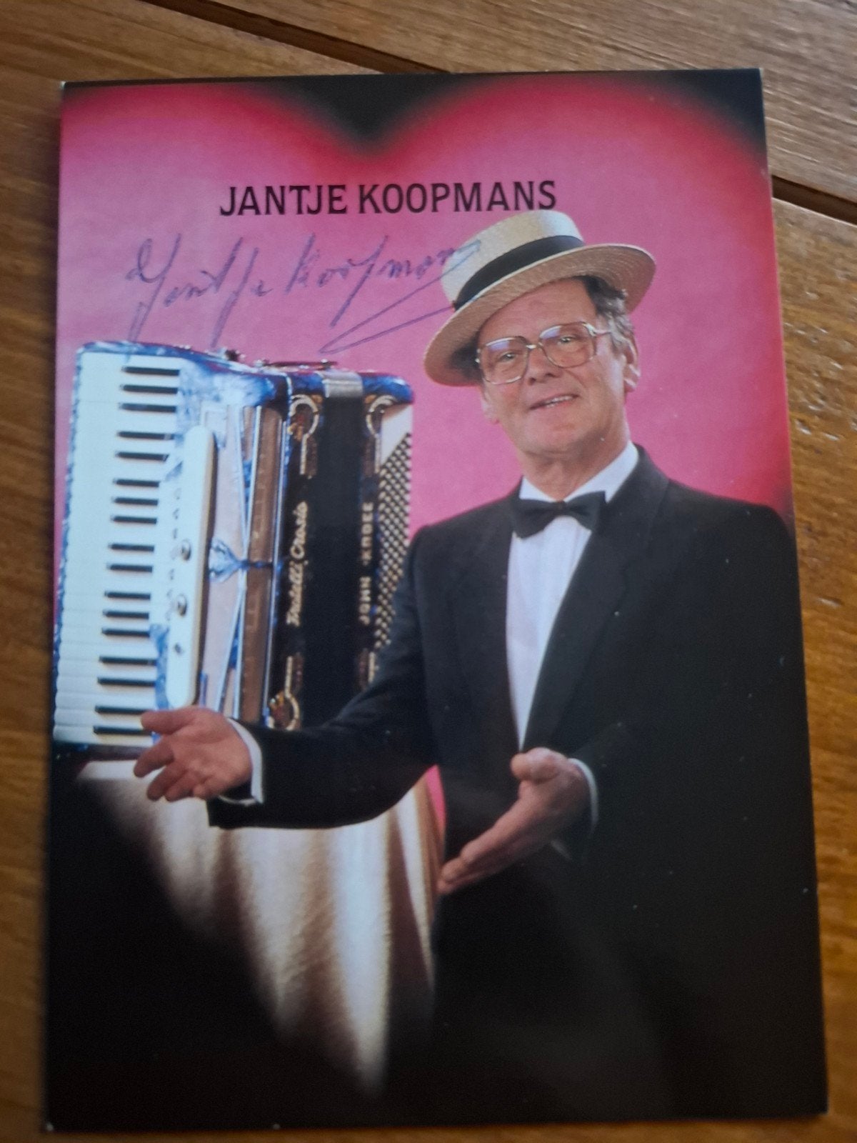 Gesigneerde fotokaart Jantje Koopmans, Gebruikt, 1980 tot heden, Foto, Ophalen of Verzenden