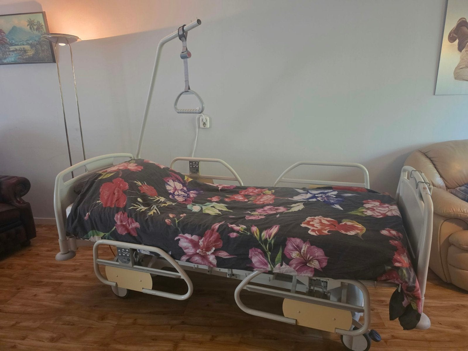 t.e.a.b. Elektrisch hoog/laag ziekenhuisbed met nachtkastje, Huis en Inrichting, Ophalen, Eenpersoons, Wit, Overige maten