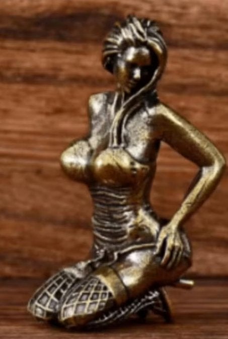 Massief messing beeldje sexy vrouw zittend (5cm hoog)