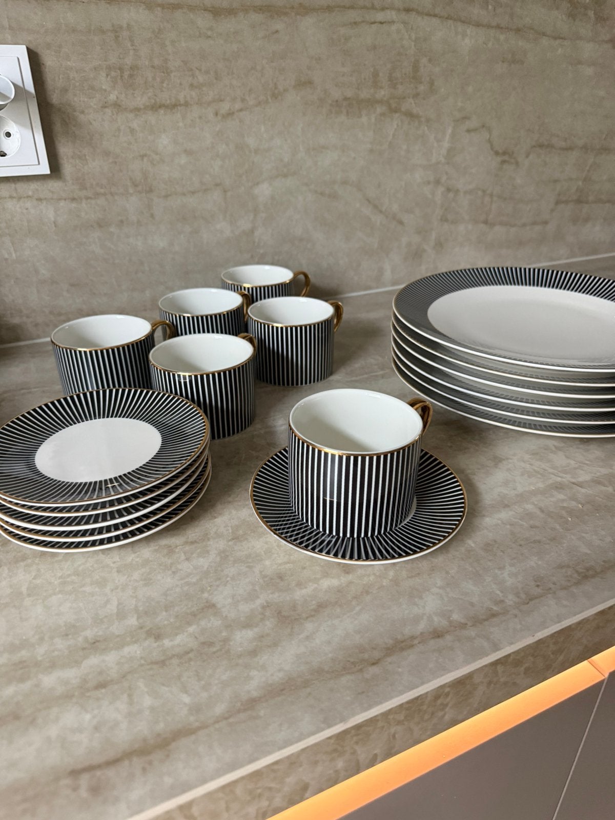 H&M home 6 kop schotels en 6 borden, Ophalen