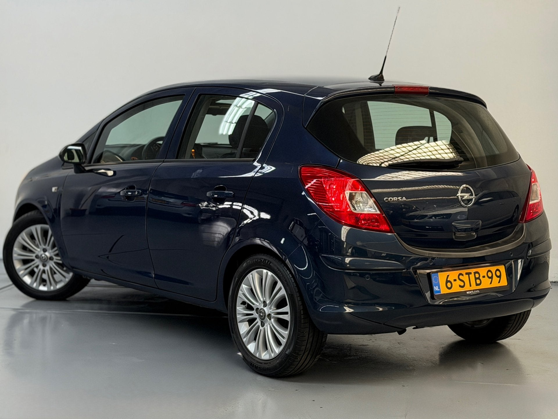 Foto 7 van Opel Corsa 1.4-16V Cosmo Navi Cruise NL Auto