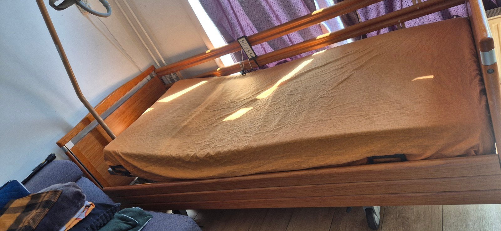 Verstelbaar verpleegbed met houten frame, Huis en Inrichting, Slaapkamer | Bedden, Ophalen, 90 cm, Eenpersoons, 200 cm