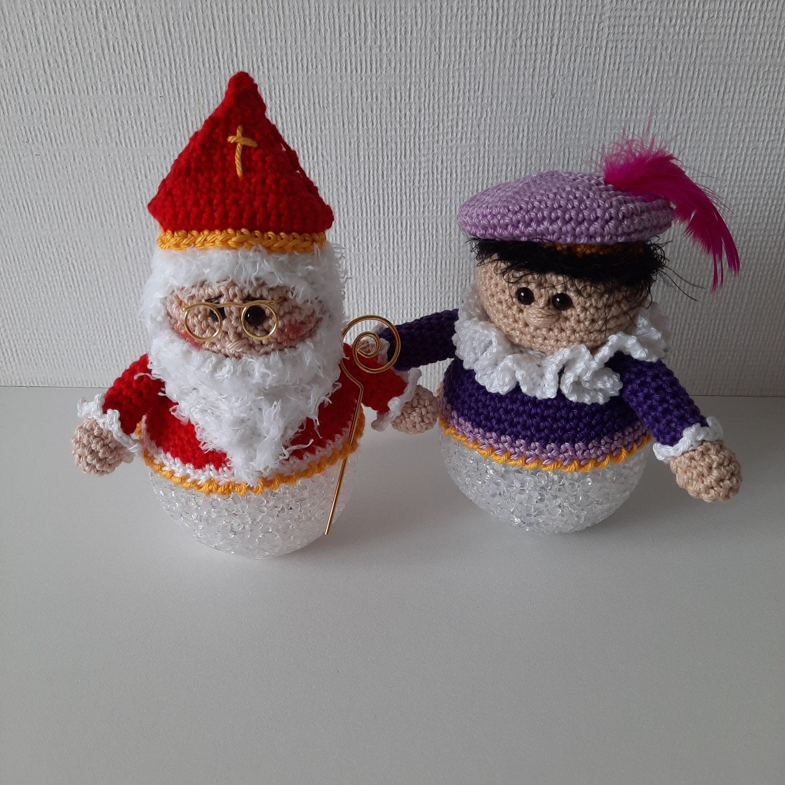 Sint en Piet op lichtbol. Gehaakt., Ophalen of Verzenden, Nieuw