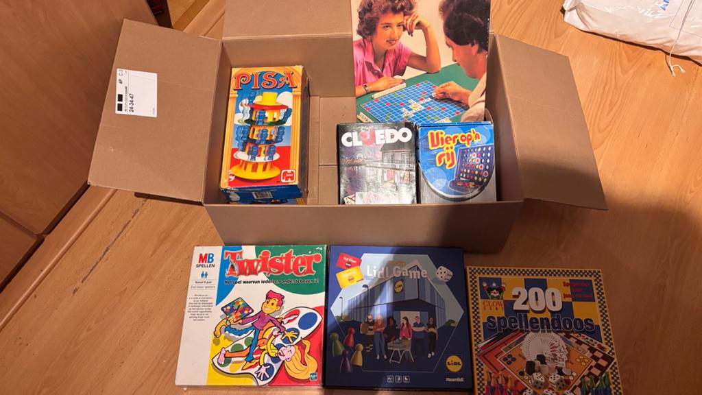 Doos met gezelschapsspellen, 1 speler, Ophalen, Zo goed als nieuw, Vanaf 3 jaar