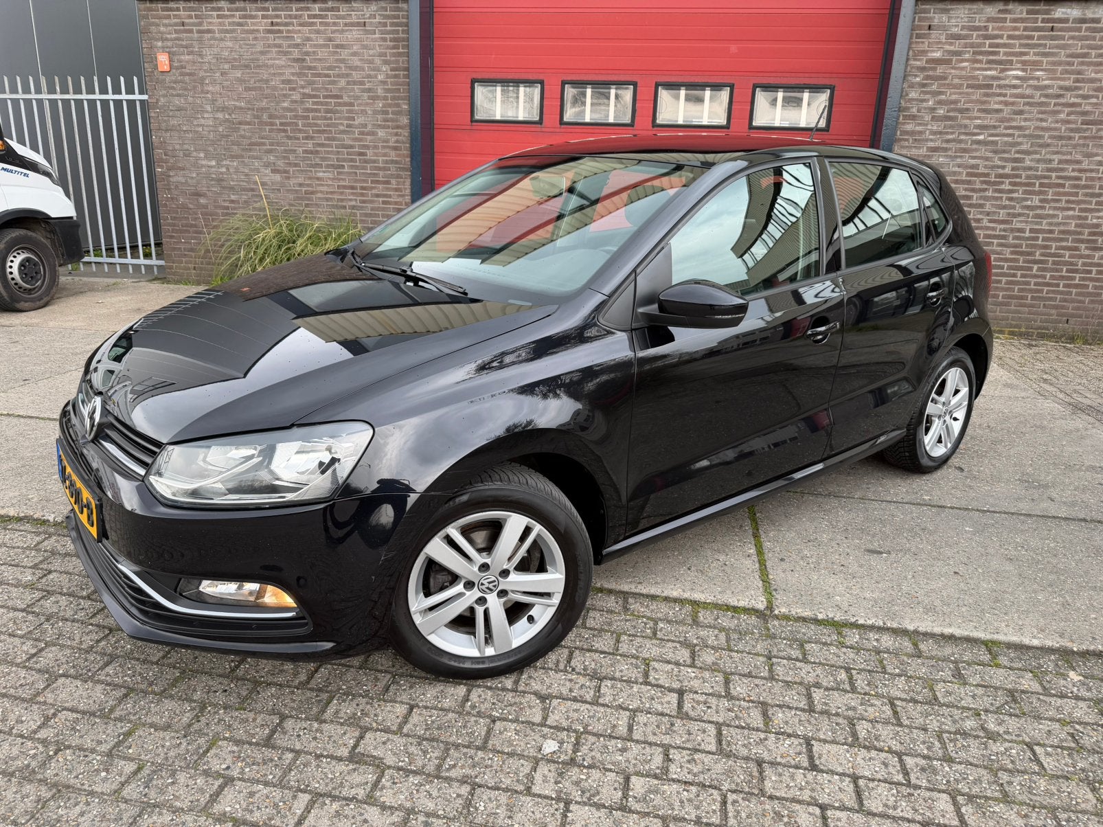 Volkswagen Polo 1.2 TSI 66KW 2015 Zwart, 40 €/maand, 4 cilinders, Zwart, Handgeschakeld