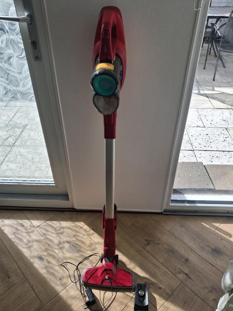 Rode draadloze steelstofzuiger met oplader, Witgoed en Apparatuur, Stofzuigers, Gebruikt, Minder dan 1200 watt, Reservoir, Ophalen of Verzenden