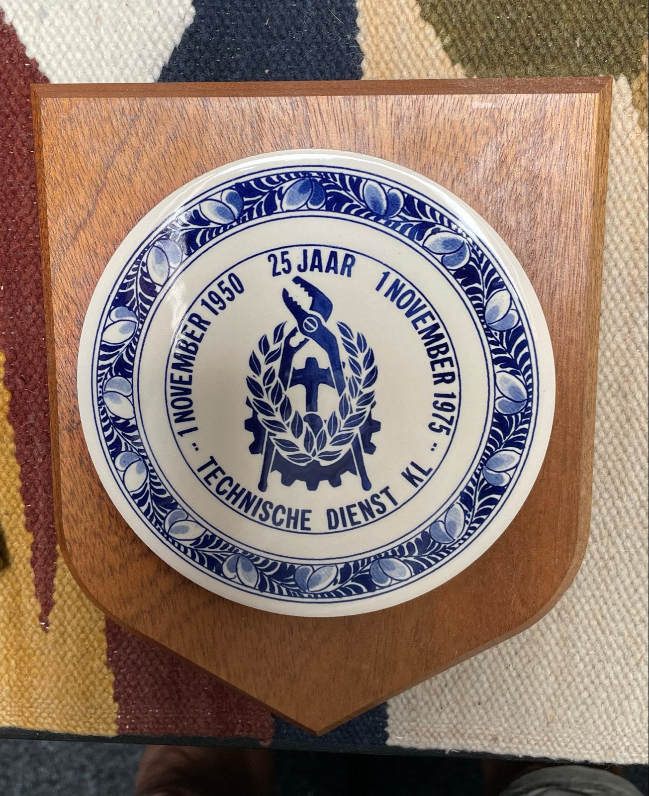 Delfts blauw wandbord 25 jaar Technische Dienst KL, Ophalen of Verzenden