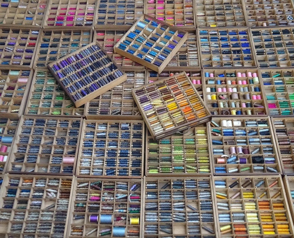Duizenden klosjes antiek naaigaren Gutermann