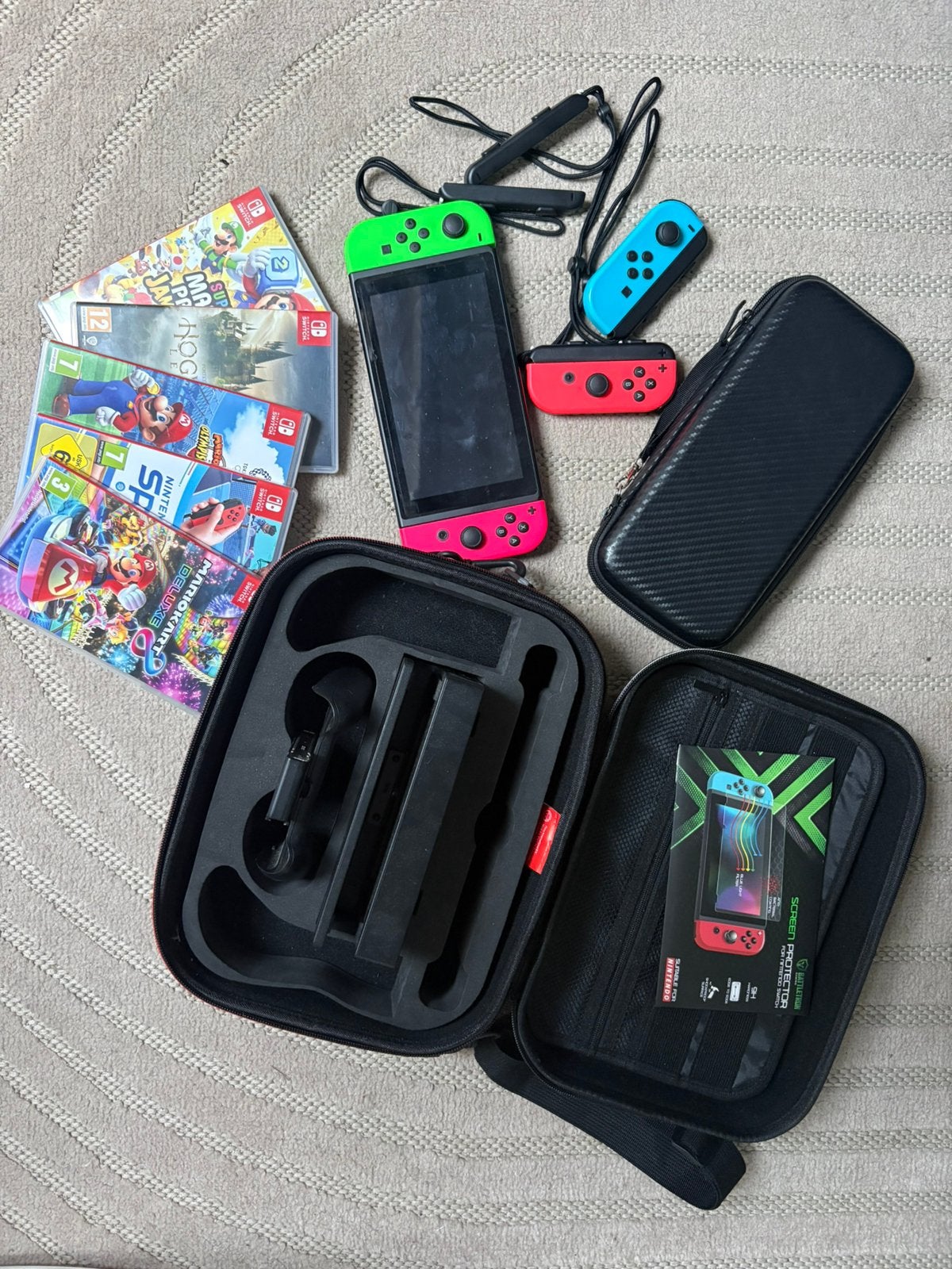 Nintendo Switch met 4 controllers, 5 games en accessoires, Spelcomputers en Games, Spelcomputers | Nintendo Switch, Ophalen, Met games