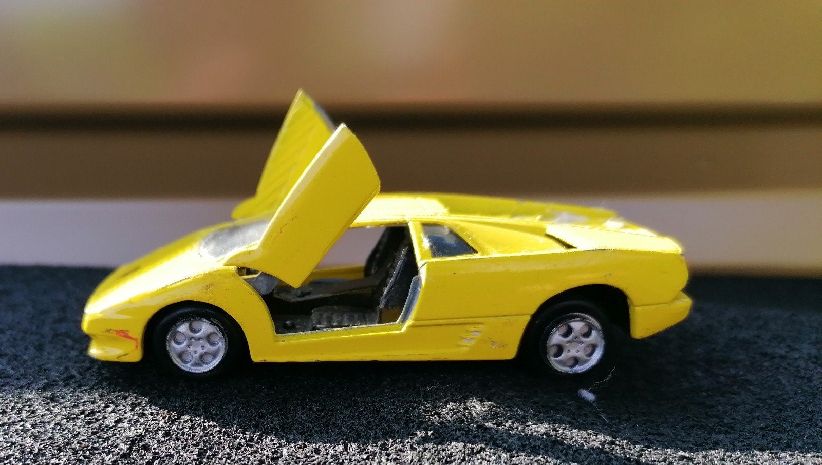 Gele Lamborghini Diablo modelauto 1/40 met vleugeldeuren, Ophalen of Verzenden, Gebruikt, Auto