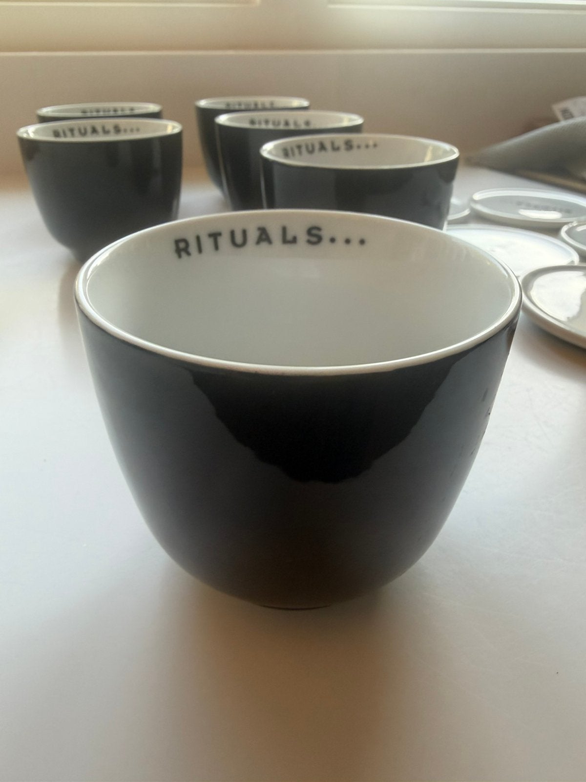 6 rituals theekop plus 6 thee schoteltjes, Ophalen of Verzenden, Zo goed als nieuw, Gietijzer