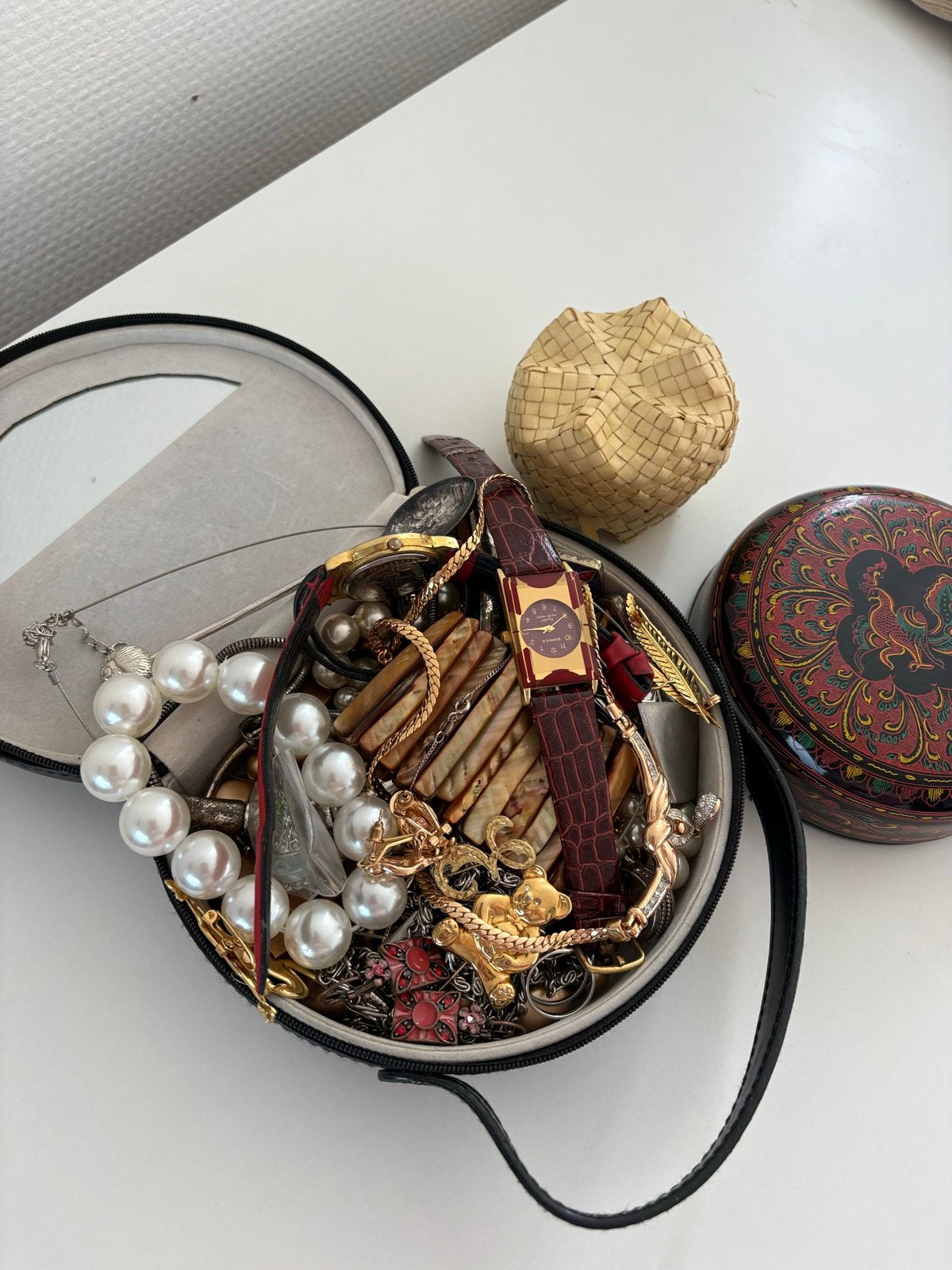 Antieke sieraden doos vol met sieraden. ook goud en zilver, Ophalen of Verzenden, Goud