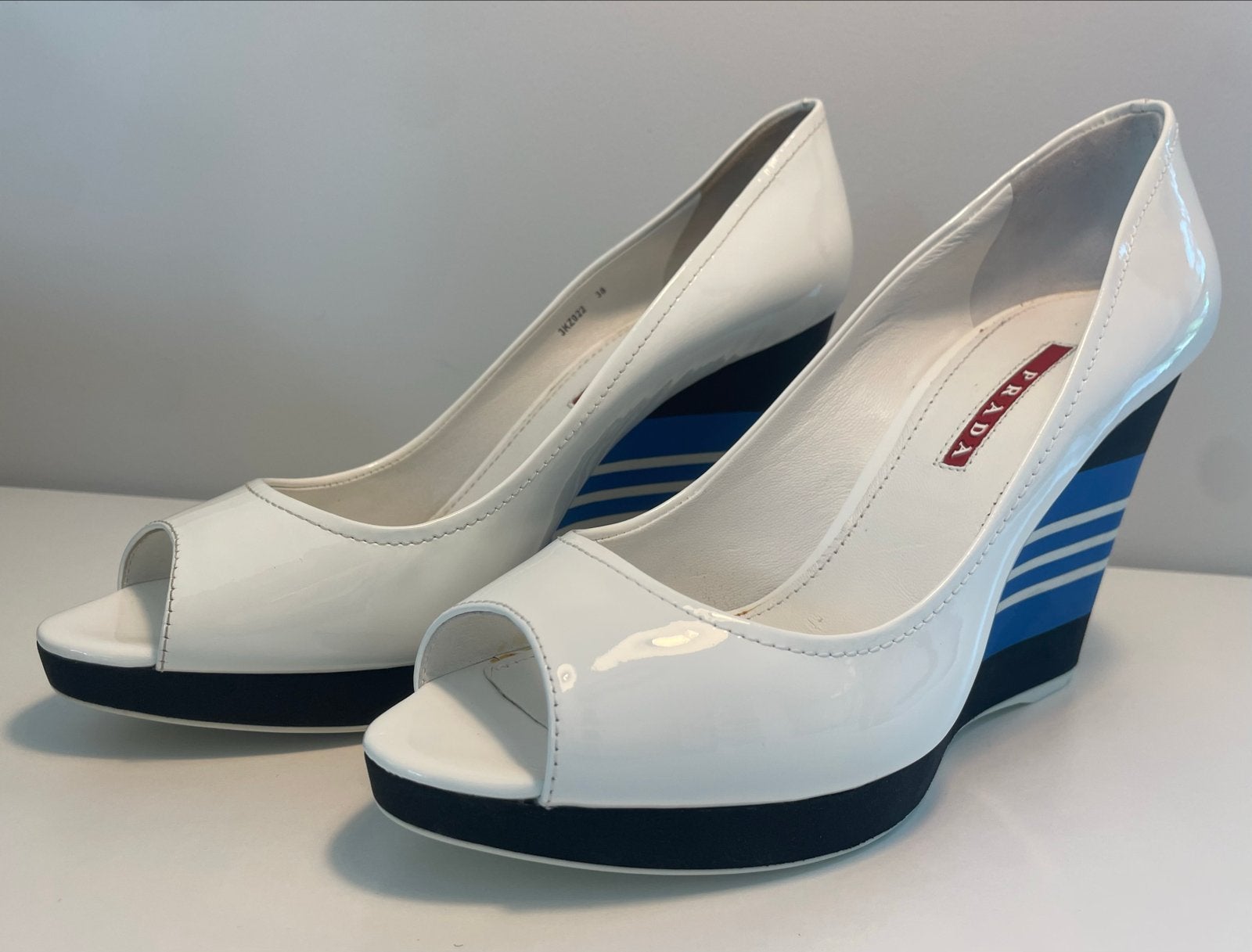 Prada Witte Lakleren Peep-Toe Wedges Maat 38, Kleding | Dames, Schoenen, Nieuw, Schoenen met hoge hakken, Wit, Ophalen of Verzenden