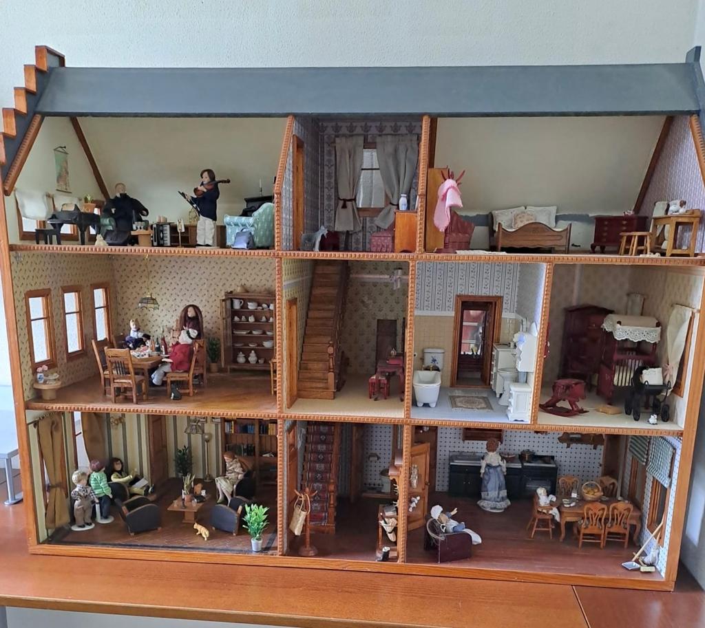 Groot en gedetailleerd poppenhuis met inrichting, Verzamelen, Poppenhuizen en Toebehoren, Ophalen, Zo goed als nieuw, Poppenhuis