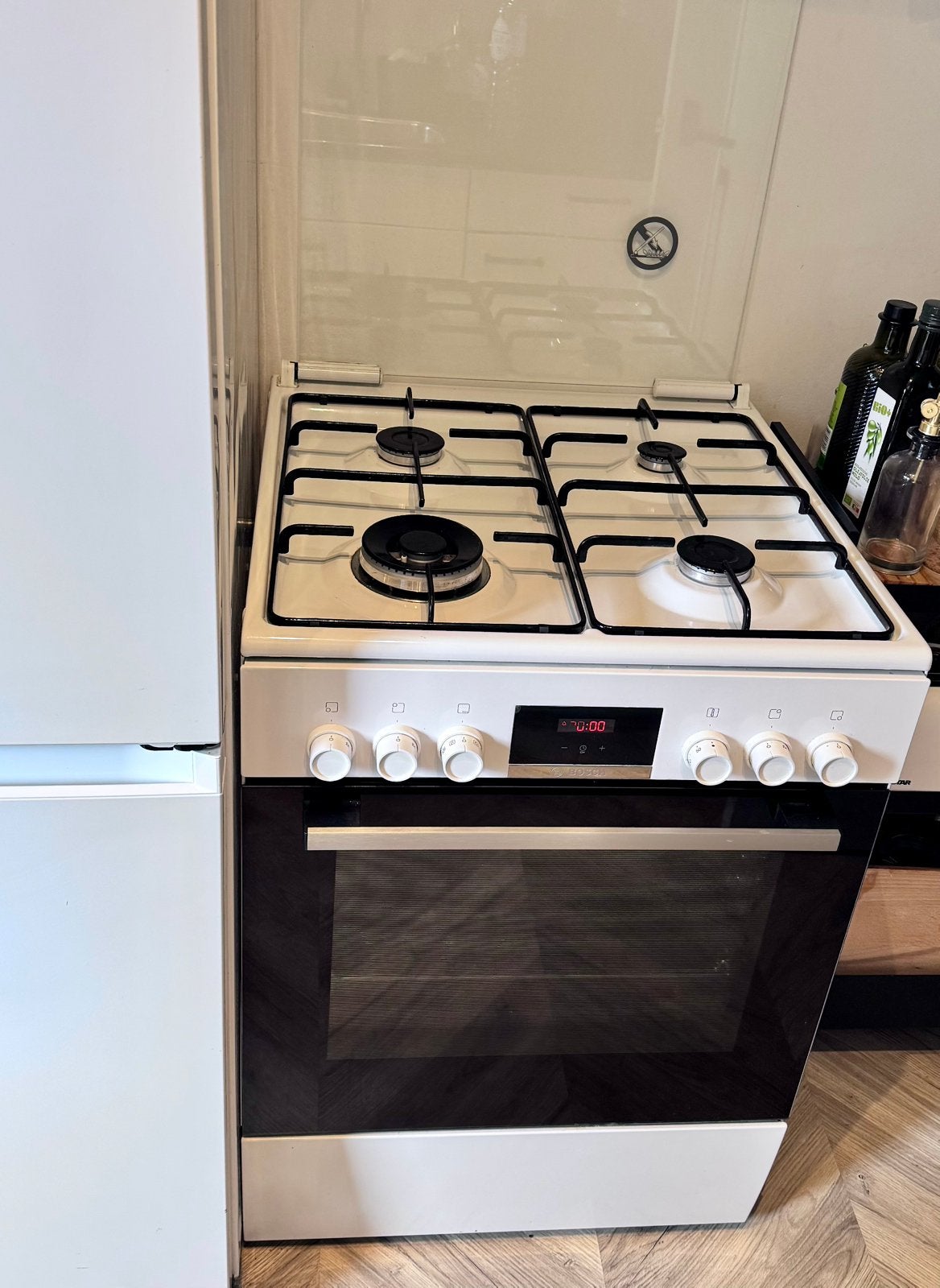 Vrijstaand Bosch gasfornuis met elektrische oven in het wit., Ophalen, Gebruikt, 4 kookzones, Gas