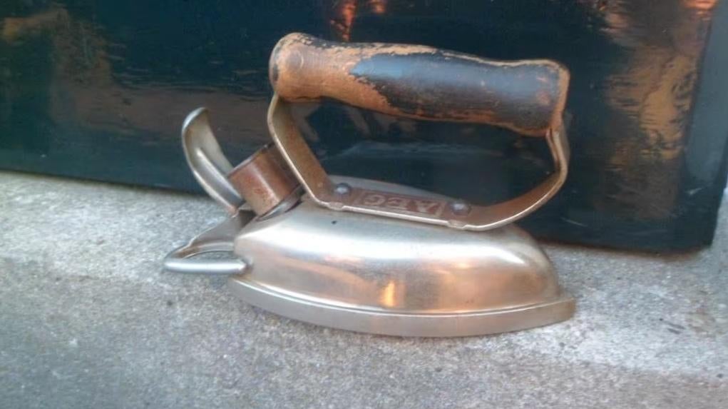 Vintage AEG strijkijzer strijkbout 220 volt, Ophalen of Verzenden